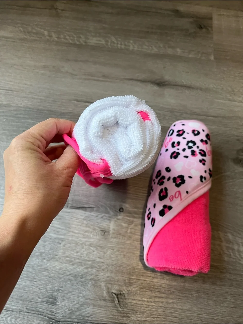 bebe Two-Pack Hooded Towels in Hot Pink & Light Pink Leopard